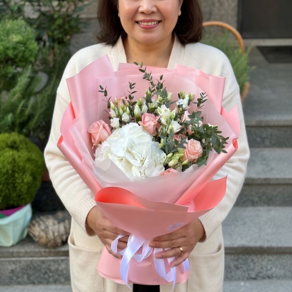 white hydrangea, cream kimberly rose (7 pcs.), white eustoma, eucalyptus, topper, packaging, ribbon