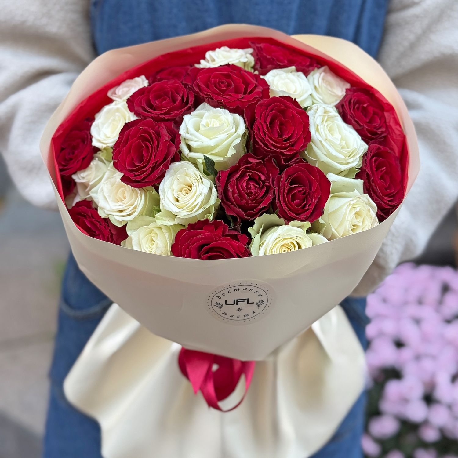 Bouquet  25 red and white roses Kenia