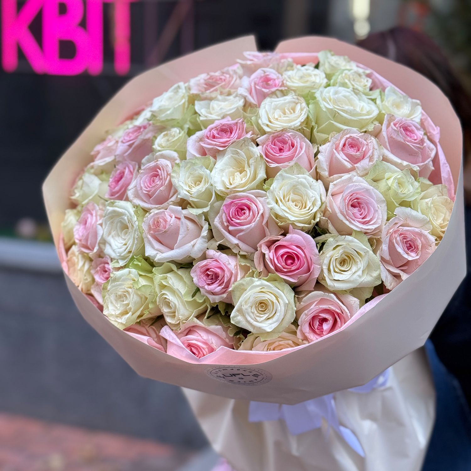 Bouquet 51 pink and white roses Kenia
