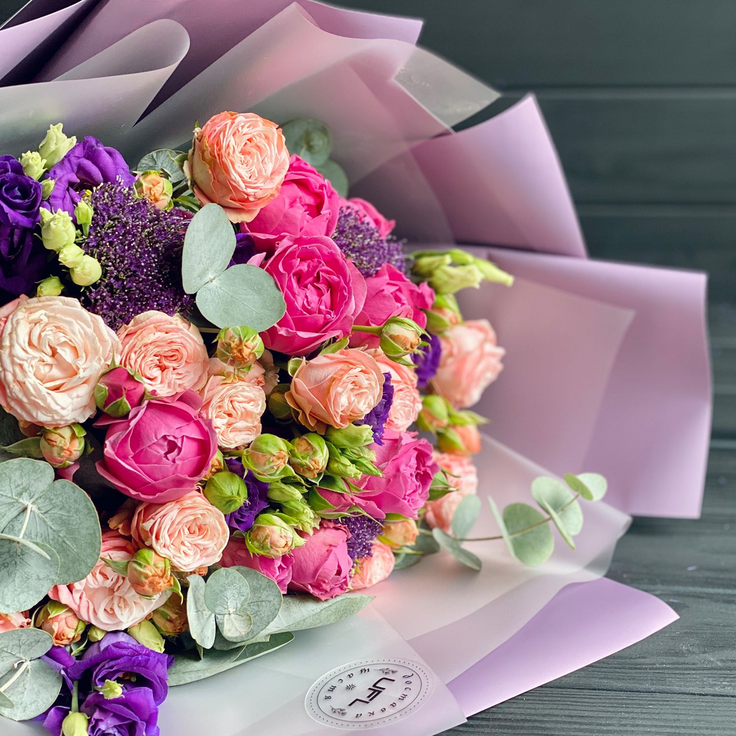 spray roses, trachelium, rose silva pink bubbles, violet eustoma, eucalyptus, packaging, ribbon