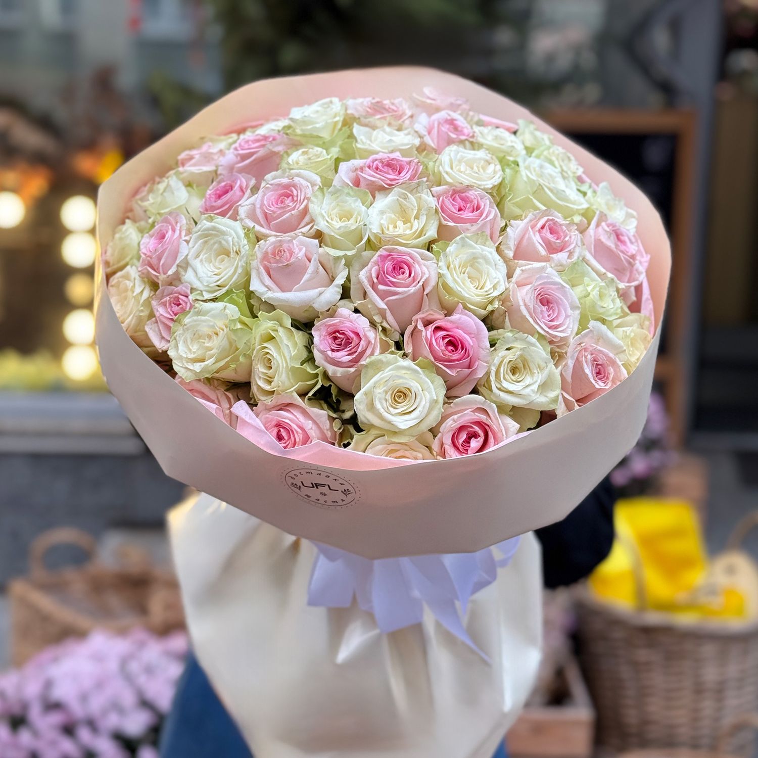 Bouquet 51 pink and white roses Kenia
