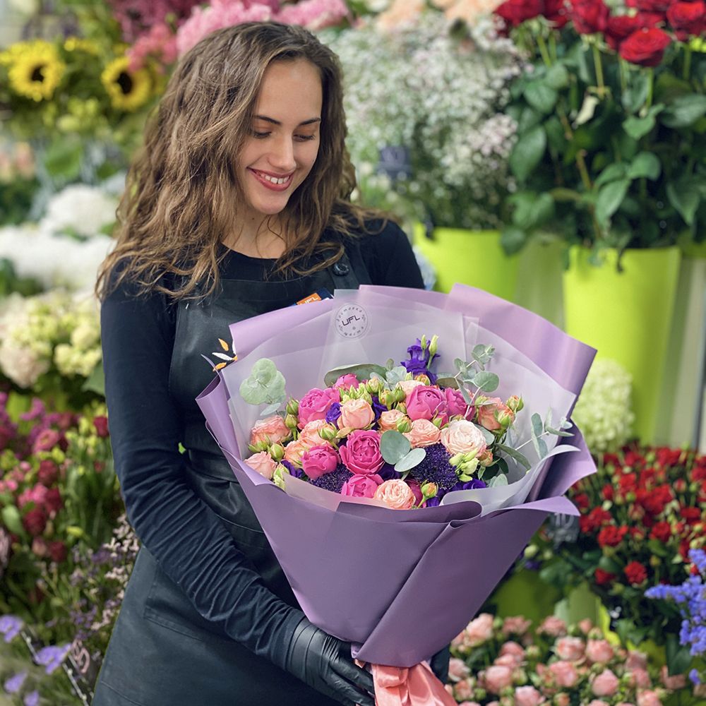 spray roses, trachelium, rose silva pink bubbles, violet eustoma, eucalyptus, packaging, ribbon